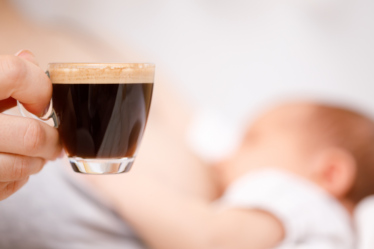 Can breastfeeding moms drink coffee